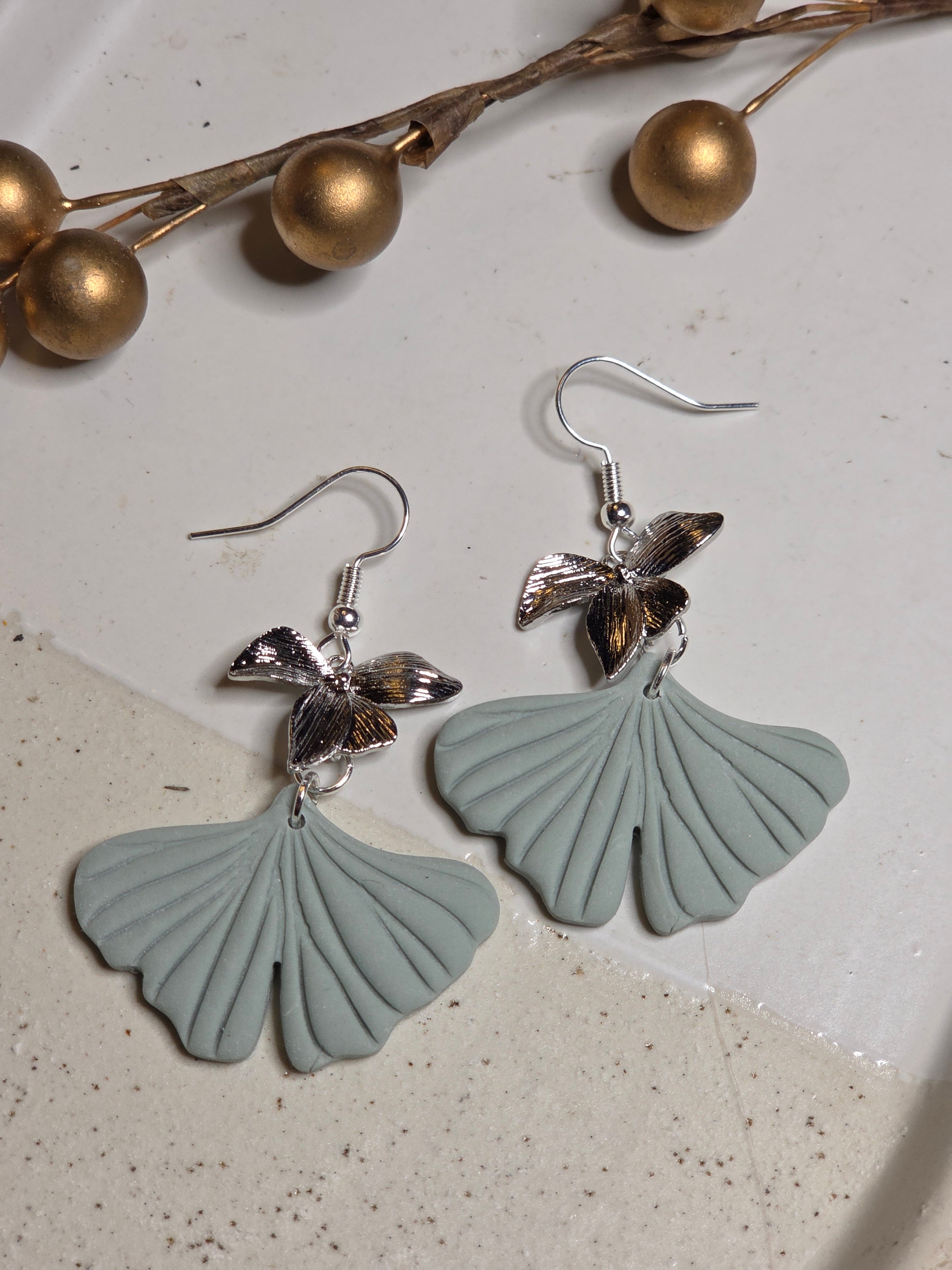 Oorbellen Dames || 'Liv' || Grijsgroen Leaf Zilver